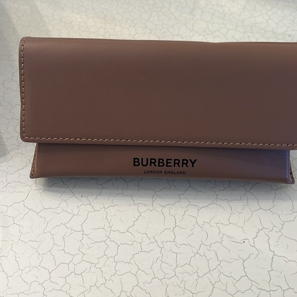 NWOB Burberry Eyeglasses Sunglasses Case With Cloth.6.9L, 2.5W 3.5D. Tan - Picture 2 of 7